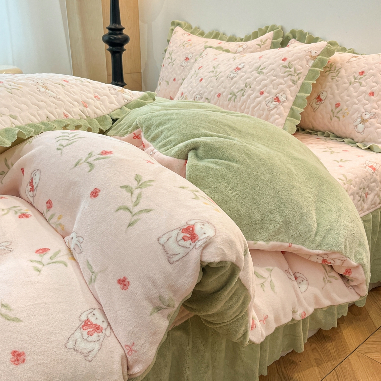 91家纺网 家纺一手货源 找家纺 金梦家居 2025新款高克重牛奶绒床盖四件套 兔子丛林