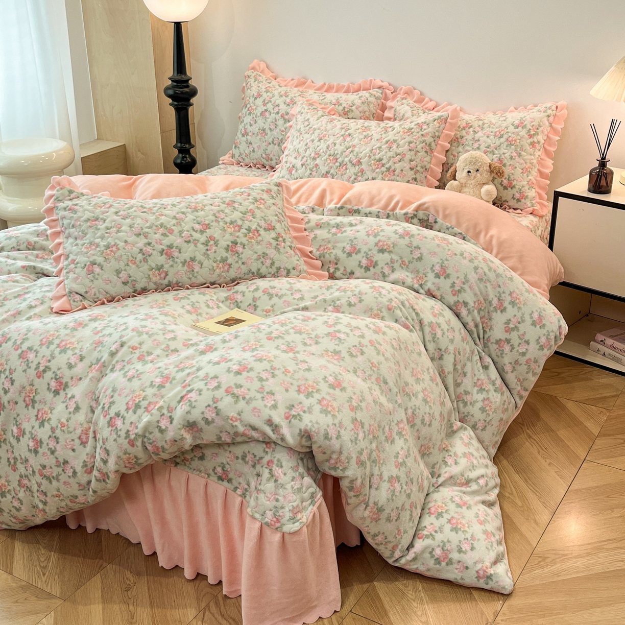 91家纺网 家纺一手货源 找家纺 金梦家居 2025新款高克重牛奶绒床盖四件套 温馨花语