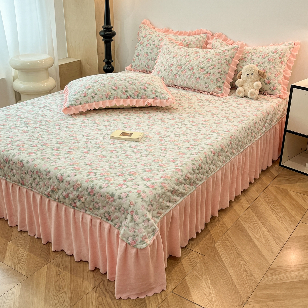 91家纺网 家纺一手货源 找家纺 金梦家居 2025新款高克重牛奶绒床盖四件套 温馨花语