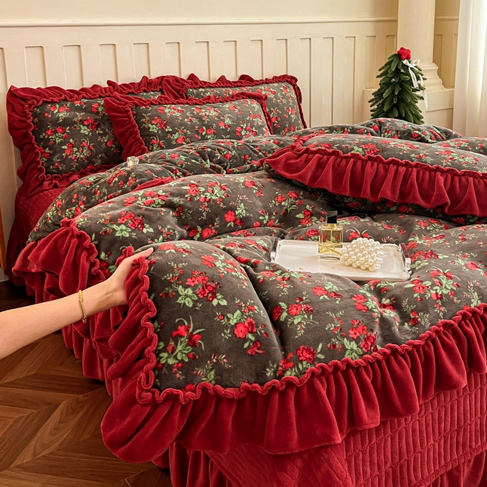 91家纺网 家纺一手货源 找家纺 （总）尚美 2025新款豆豆绒牛奶绒大花边床盖四件套（床盖花边随机）