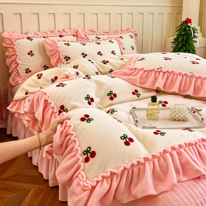 91家纺网 家纺一手货源 找家纺 （总）尚美 2025新款法式复古风大花边绒床盖被套四件套（花边随机）