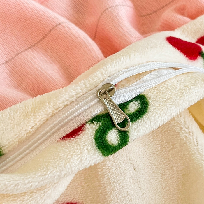 91家纺网 家纺一手货源 找家纺 尚美 2025新款法式复古风大花边绒床盖被套四件套（花边随机） 复古风樱桃