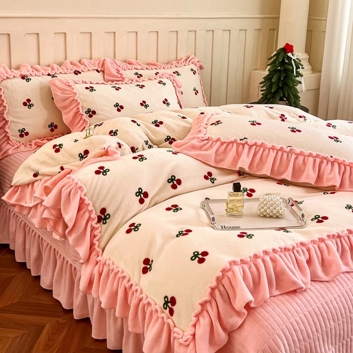 91家纺网 家纺一手货源 找家纺 尚美 2025新款法式复古风大花边绒床盖被套四件套（花边随机） 复古风樱桃