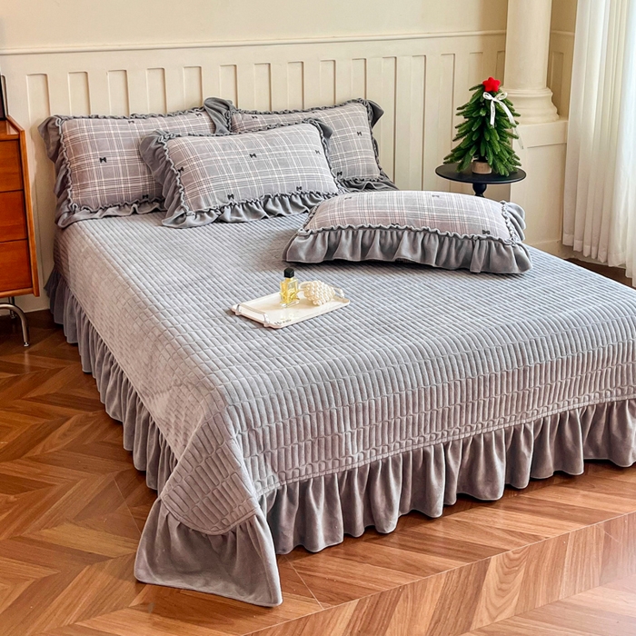 91家纺网 家纺一手货源 找家纺 尚美 2025新款法式复古风大花边绒床盖被套四件套（花边随机） 复古风格调灰