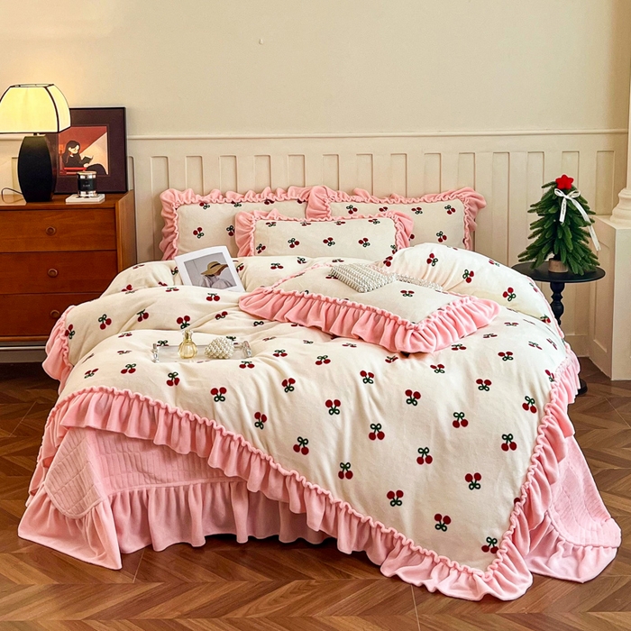 91家纺网 家纺一手货源 找家纺 尚美 2025新款法式复古风大花边绒床盖被套四件套（花边随机） 复古风樱桃