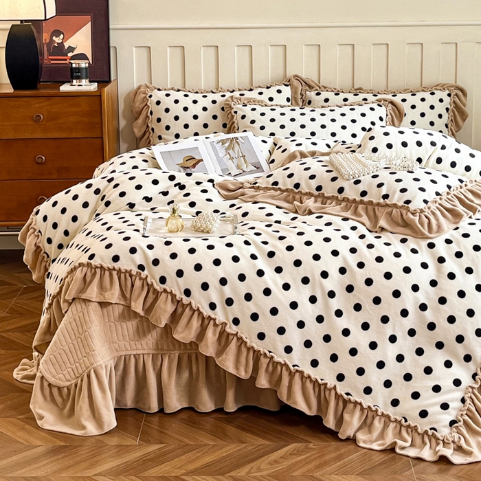 91家纺网 家纺一手货源 找家纺 尚美 2025新款法式复古风大花边绒床盖被套四件套（花边随机） 复古米圆点