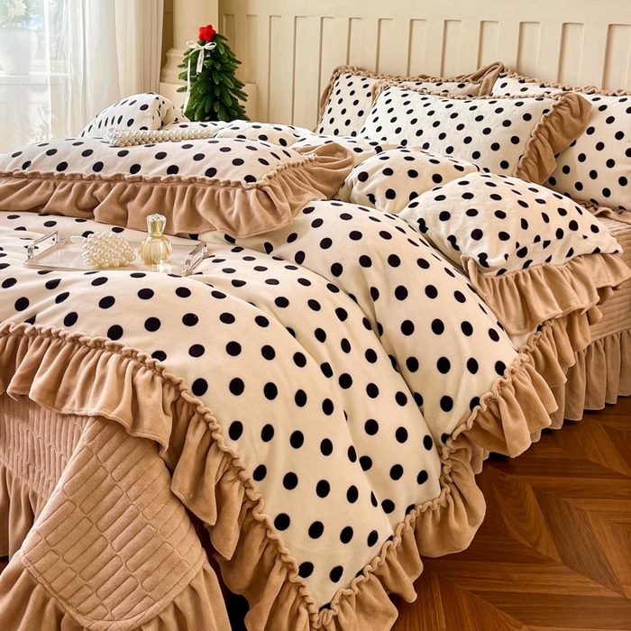 91家纺网 家纺一手货源 找家纺 尚美 2025新款法式复古风大花边绒床盖被套四件套（花边随机） 复古米圆点