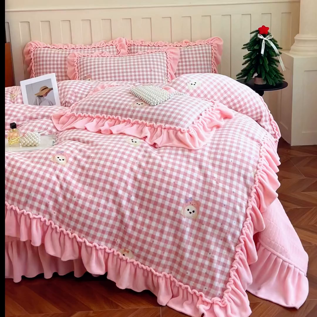 91家纺网 家纺一手货源 找家纺 尚美 2025新款法式复古风大花边绒床盖被套四件套（花边随机） 复古风绅士