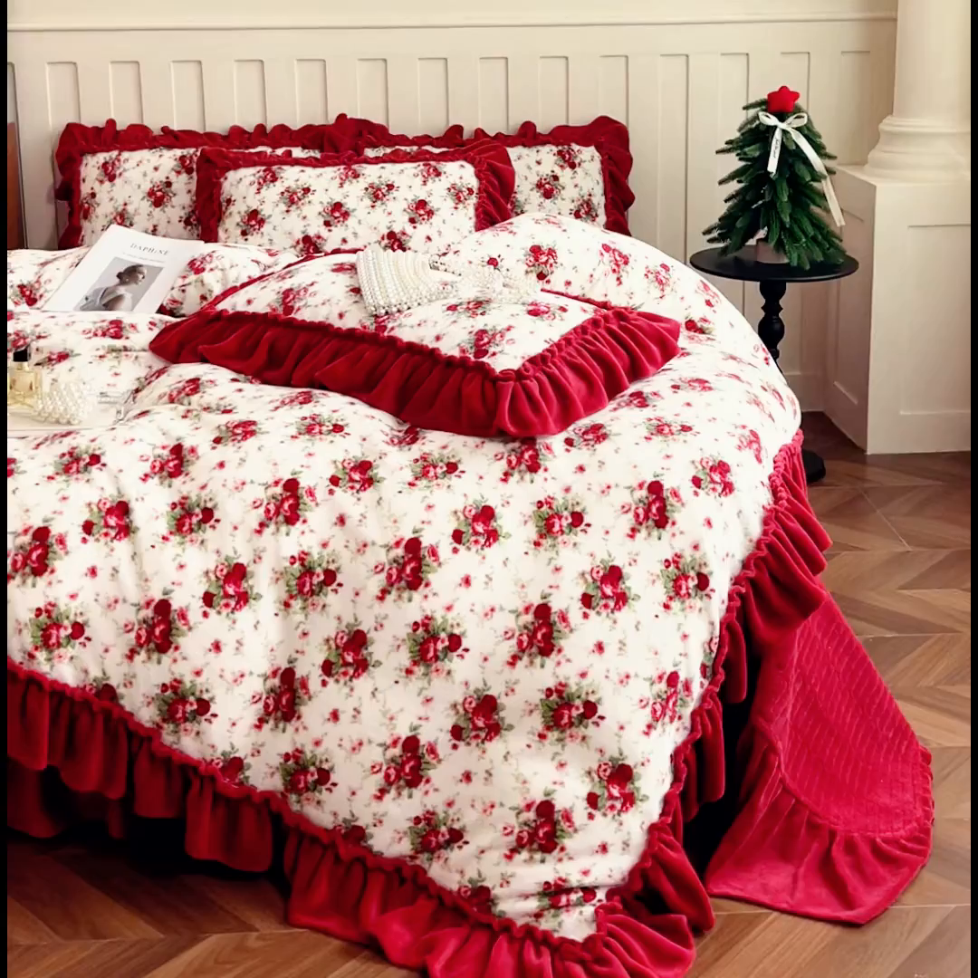 91家纺网 家纺一手货源 找家纺 尚美 2025新款法式复古风大花边绒床盖被套四件套（花边随机） 复古风梨花落