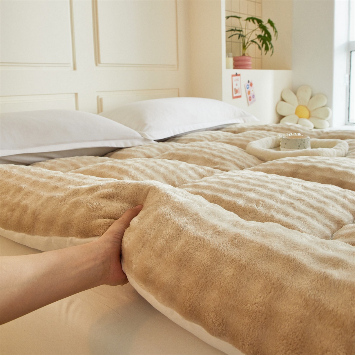 91家纺网 家纺一手货源 找家纺 柒尚 2025新款A类兔兔绒亲肤磨毛羽丝棉垫 卡其