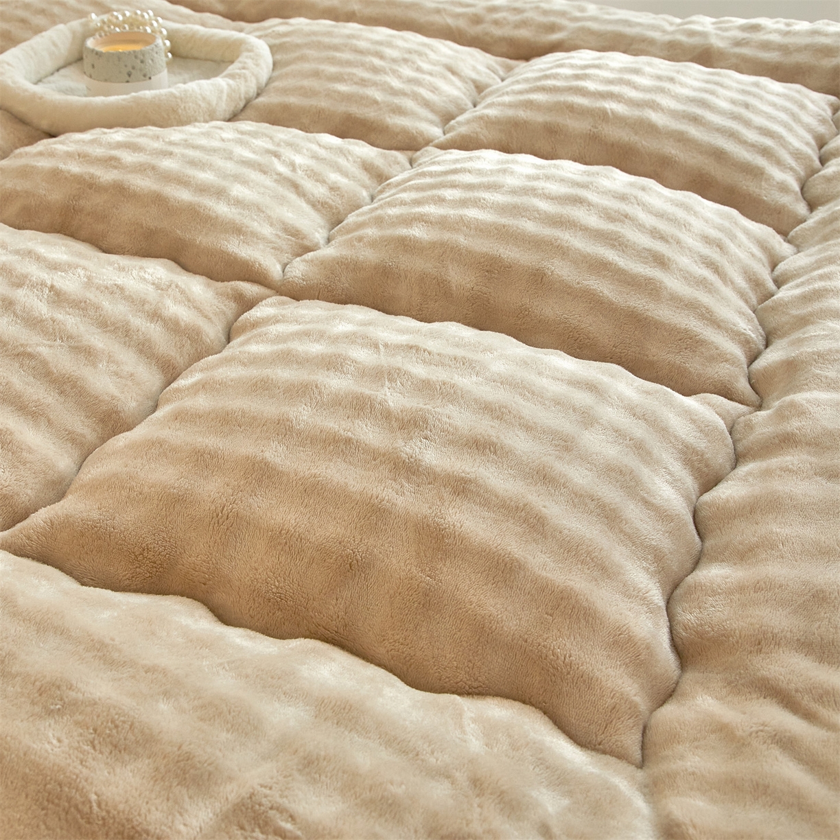 91家纺网 家纺一手货源 找家纺 柒尚 2025新款A类兔兔绒亲肤磨毛羽丝棉垫 卡其