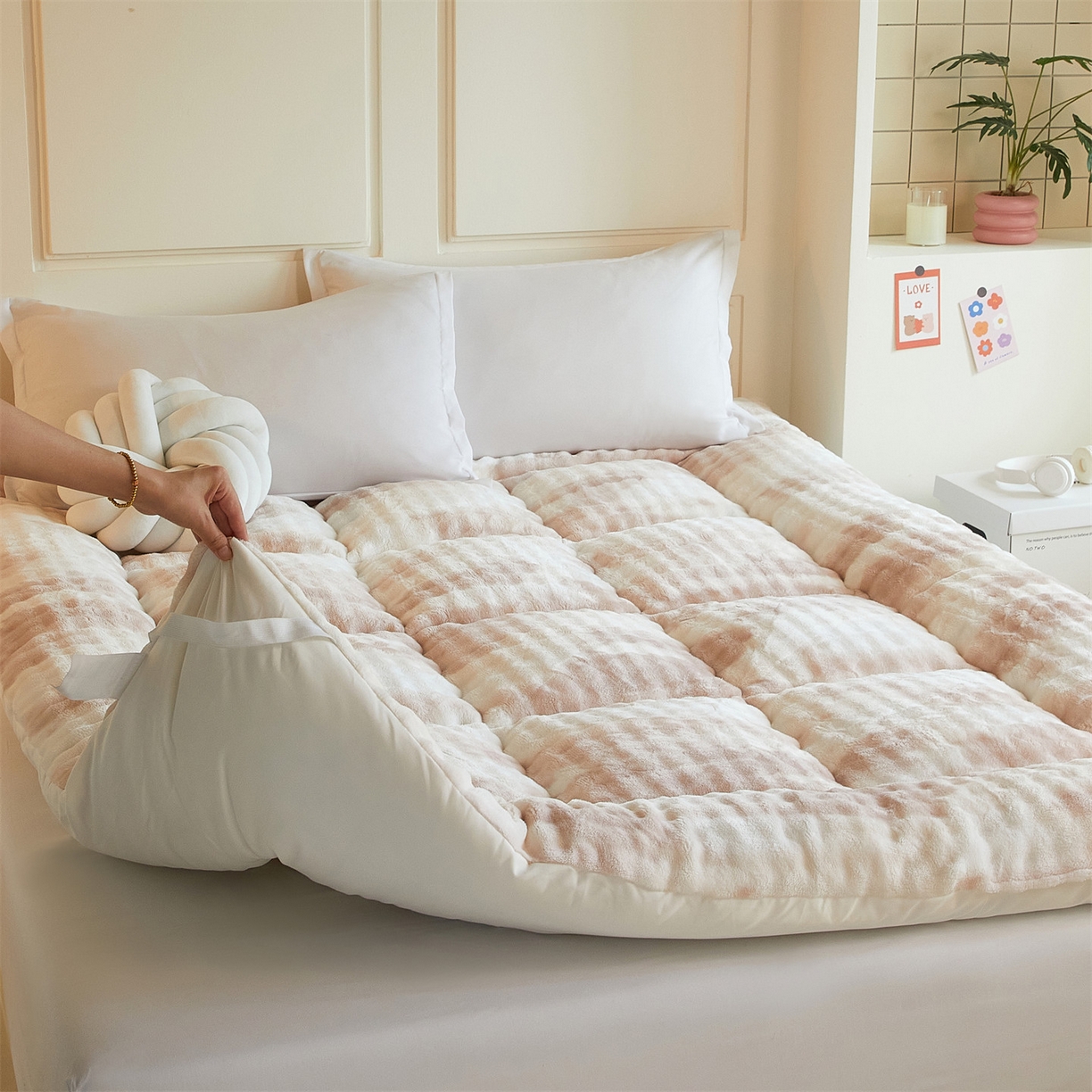 91家纺网 家纺一手货源 找家纺 柒尚 2025新款A类兔兔绒亲肤磨毛羽丝棉垫 梦幻-奶咖色