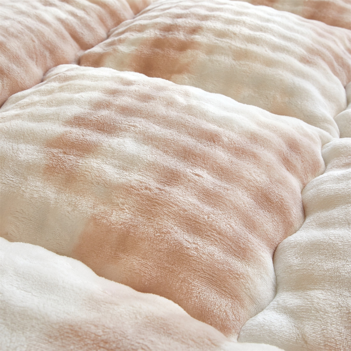 91家纺网 家纺一手货源 找家纺 柒尚 2025新款A类兔兔绒亲肤磨毛羽丝棉垫 梦幻-奶咖色