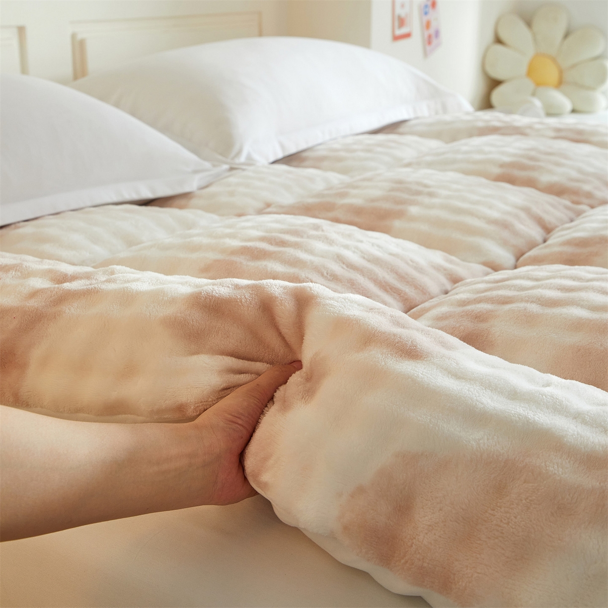 91家纺网 家纺一手货源 找家纺 柒尚 2025新款A类兔兔绒亲肤磨毛羽丝棉垫 梦幻-奶咖色