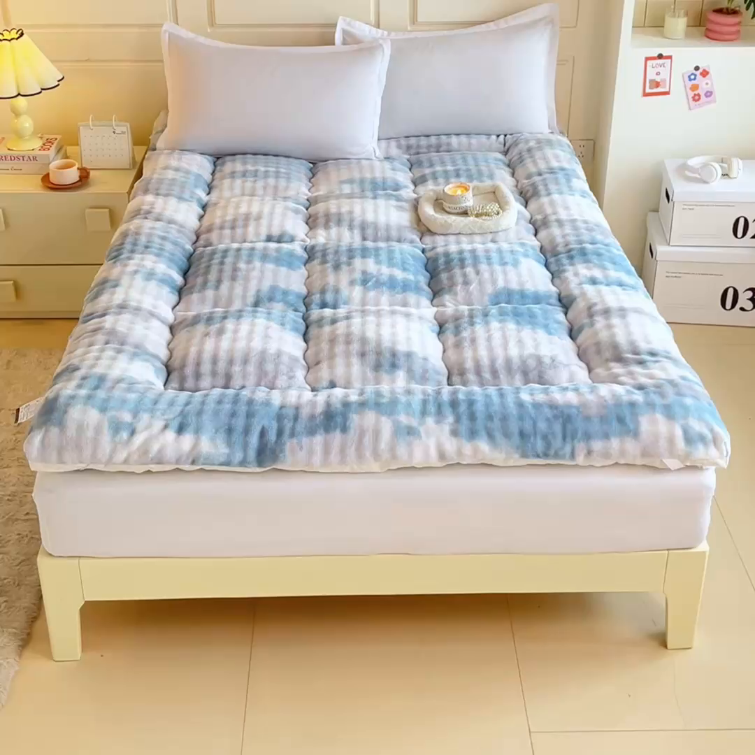 91家纺网 家纺一手货源 找家纺 柒尚 2025新款A类兔兔绒亲肤磨毛羽丝棉垫 梦幻-清水兰