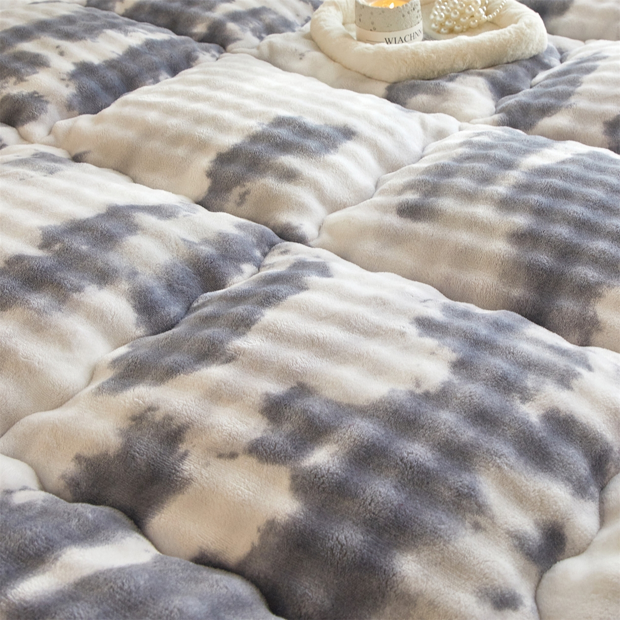 91家纺网 家纺一手货源 找家纺 柒尚 2025新款A类兔兔绒亲肤磨毛羽丝棉垫 梦幻-丝雾灰