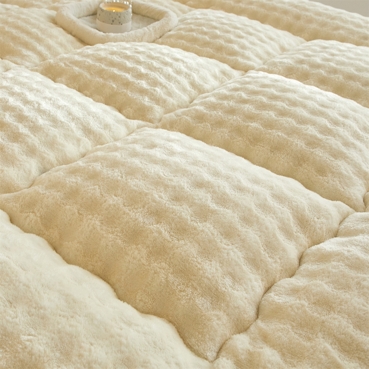 91家纺网 家纺一手货源 找家纺 柒尚 2025新款A类兔兔绒亲肤磨毛羽丝棉垫 奶油黄