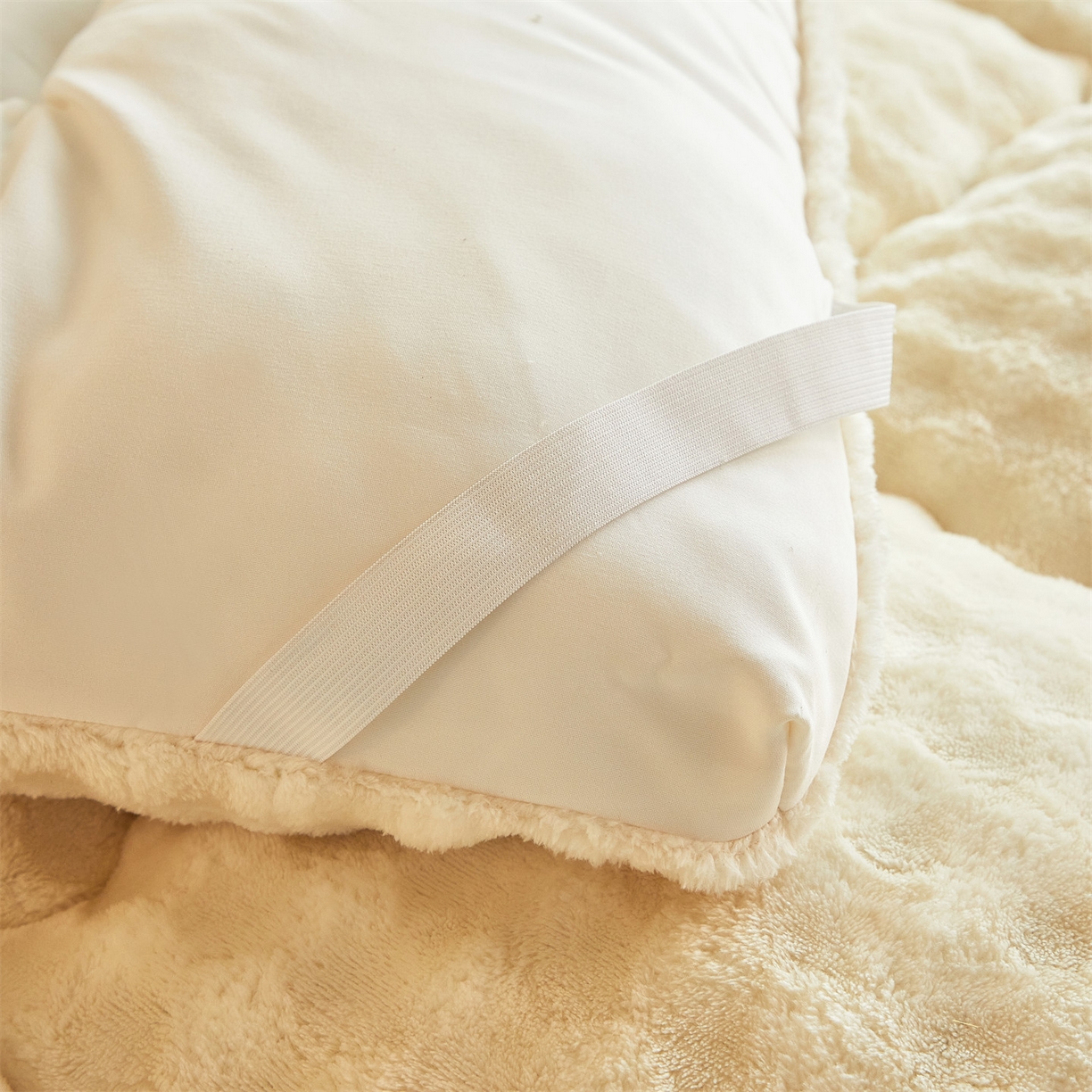 91家纺网 家纺一手货源 找家纺 柒尚 2025新款A类兔兔绒亲肤磨毛羽丝棉垫 奶油黄