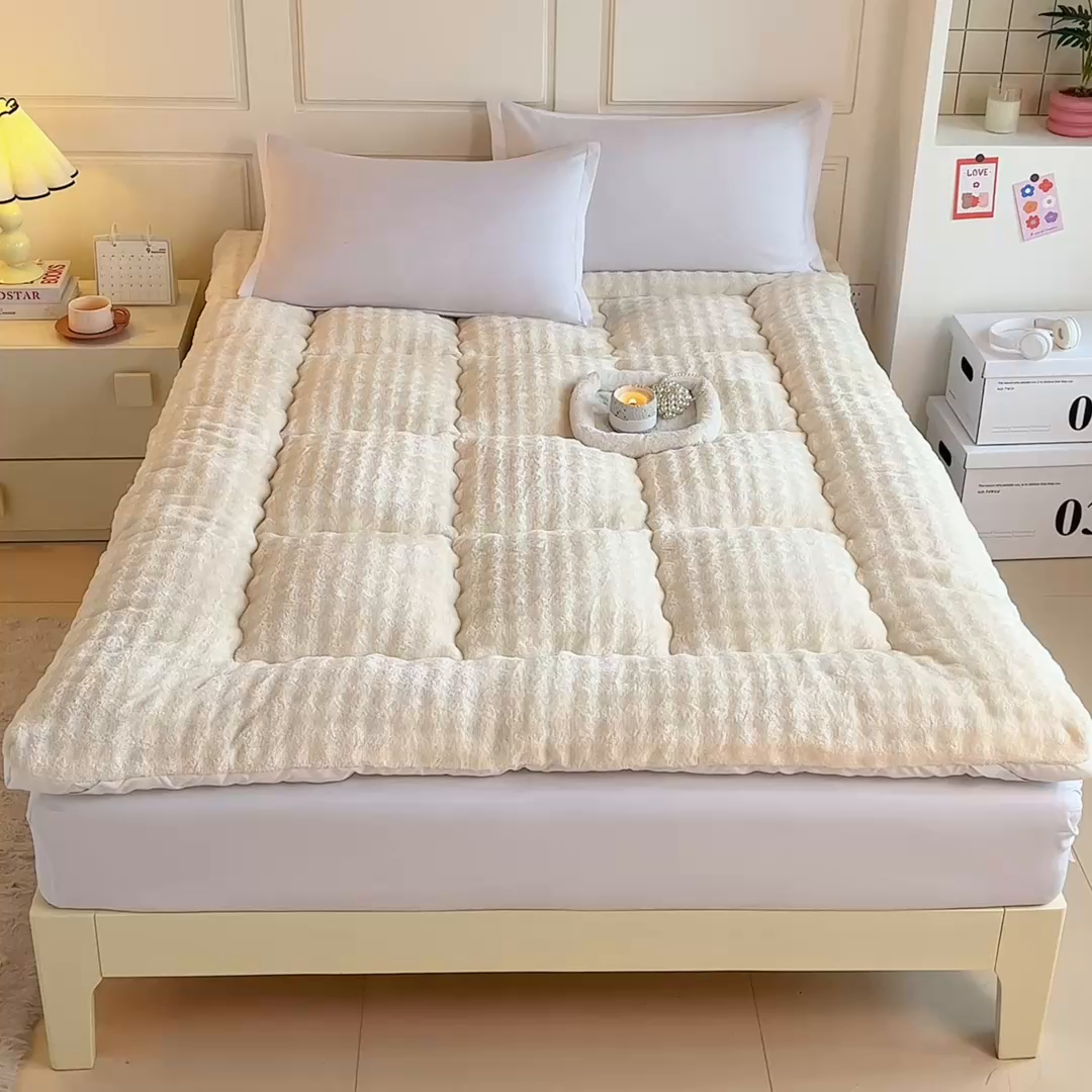 91家纺网 家纺一手货源 找家纺 柒尚 2025新款A类兔兔绒亲肤磨毛羽丝棉垫 奶油黄