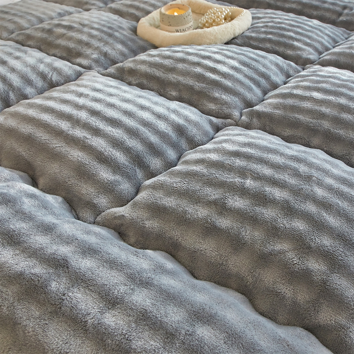 91家纺网 家纺一手货源 找家纺 柒尚 2025新款A类兔兔绒亲肤磨毛羽丝棉垫 雾灰