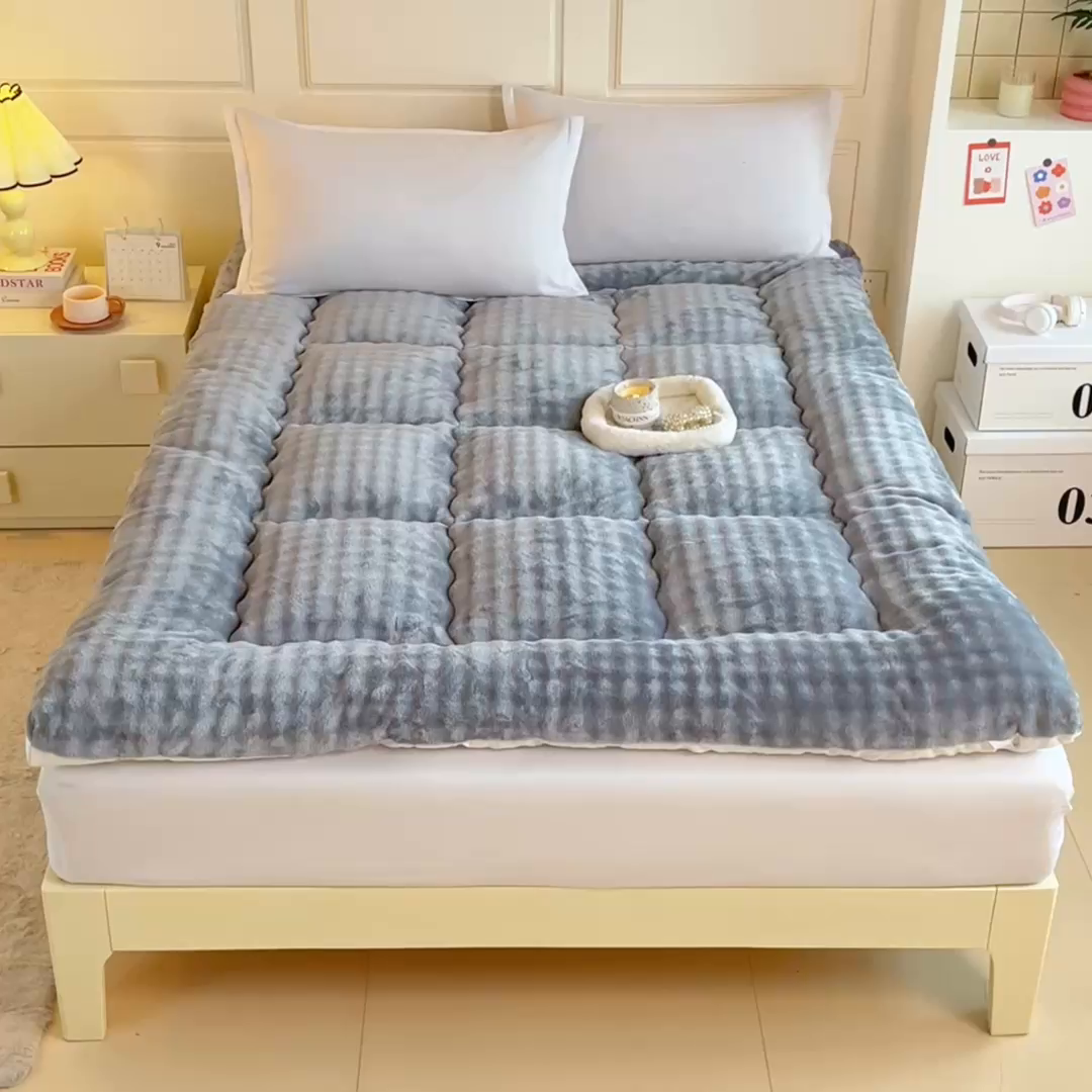 91家纺网 家纺一手货源 找家纺 柒尚 2025新款A类兔兔绒亲肤磨毛羽丝棉垫 雾灰