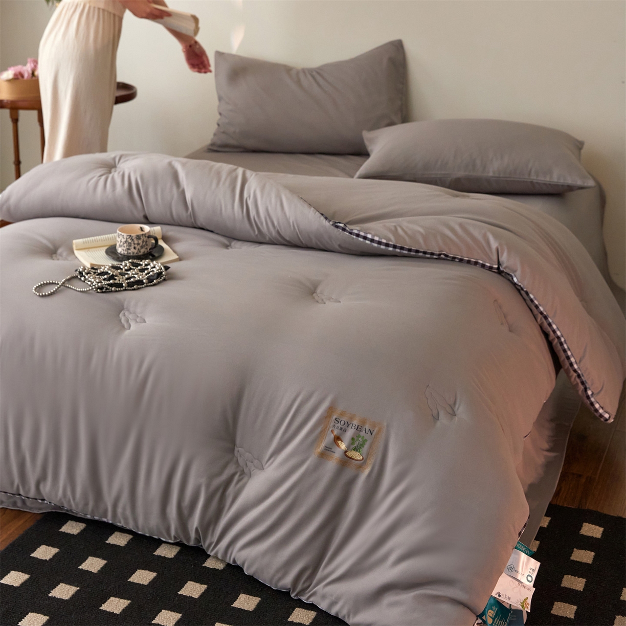 91家纺网 家纺一手货源 找家纺 （总）头等舱  2025新款四季棉纯色A类20大豆7A抗菌秋冬被（模特图）