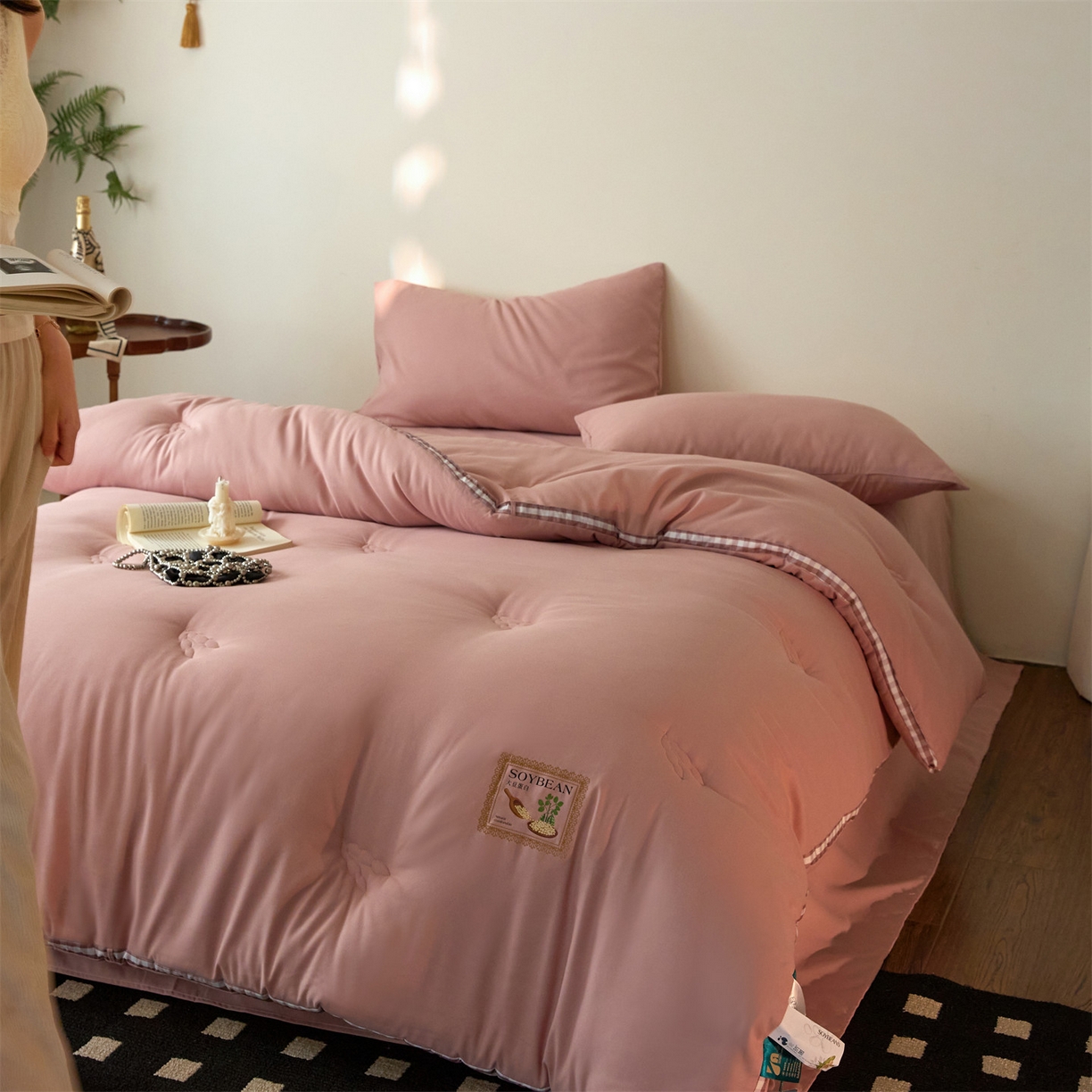 91家纺网 家纺一手货源 找家纺 （总）头等舱  2025新款四季棉纯色A类20大豆7A抗菌秋冬被（模特图）