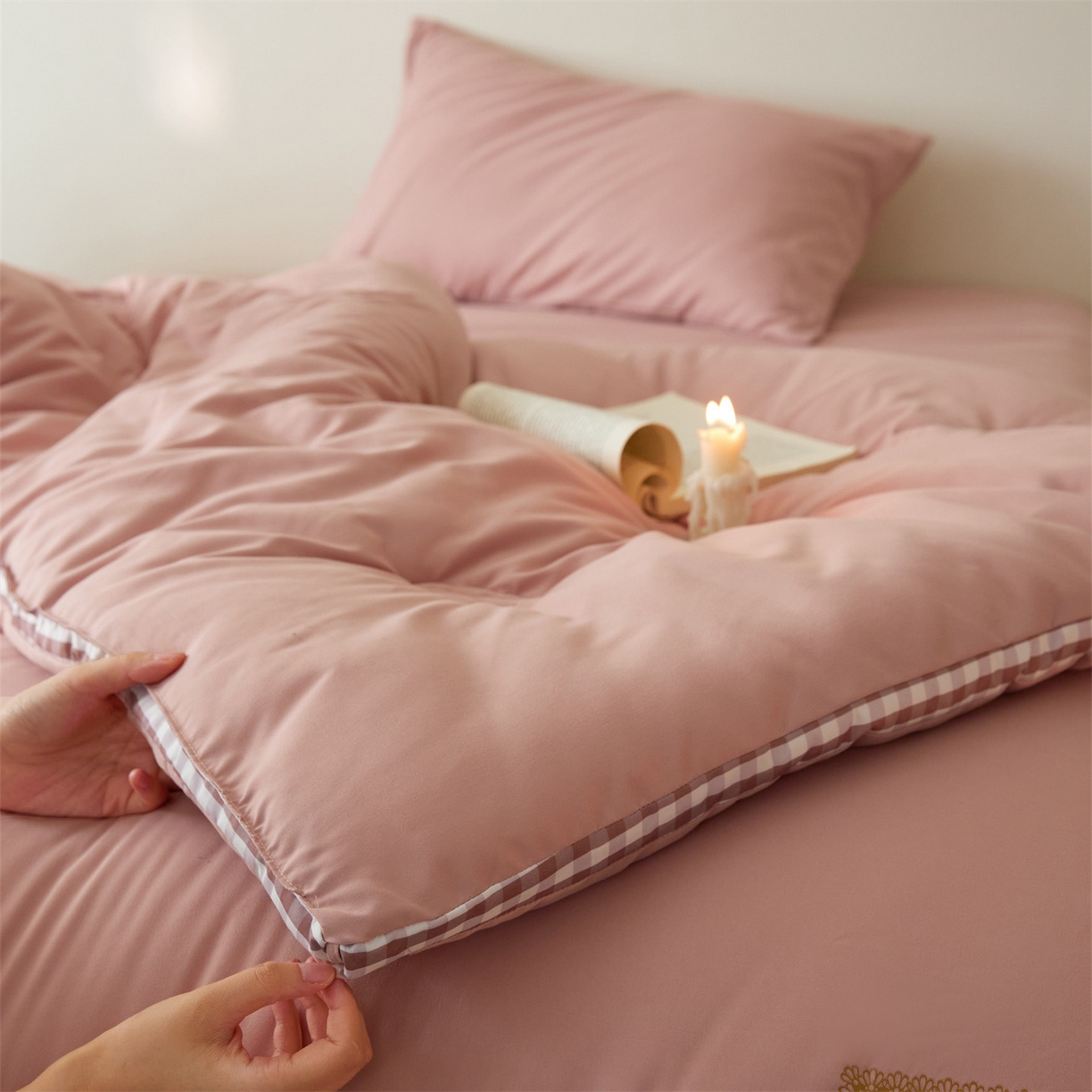 91家纺网 家纺一手货源 找家纺 （总）头等舱  2025新款四季棉纯色A类20大豆7A抗菌秋冬被（模特图）