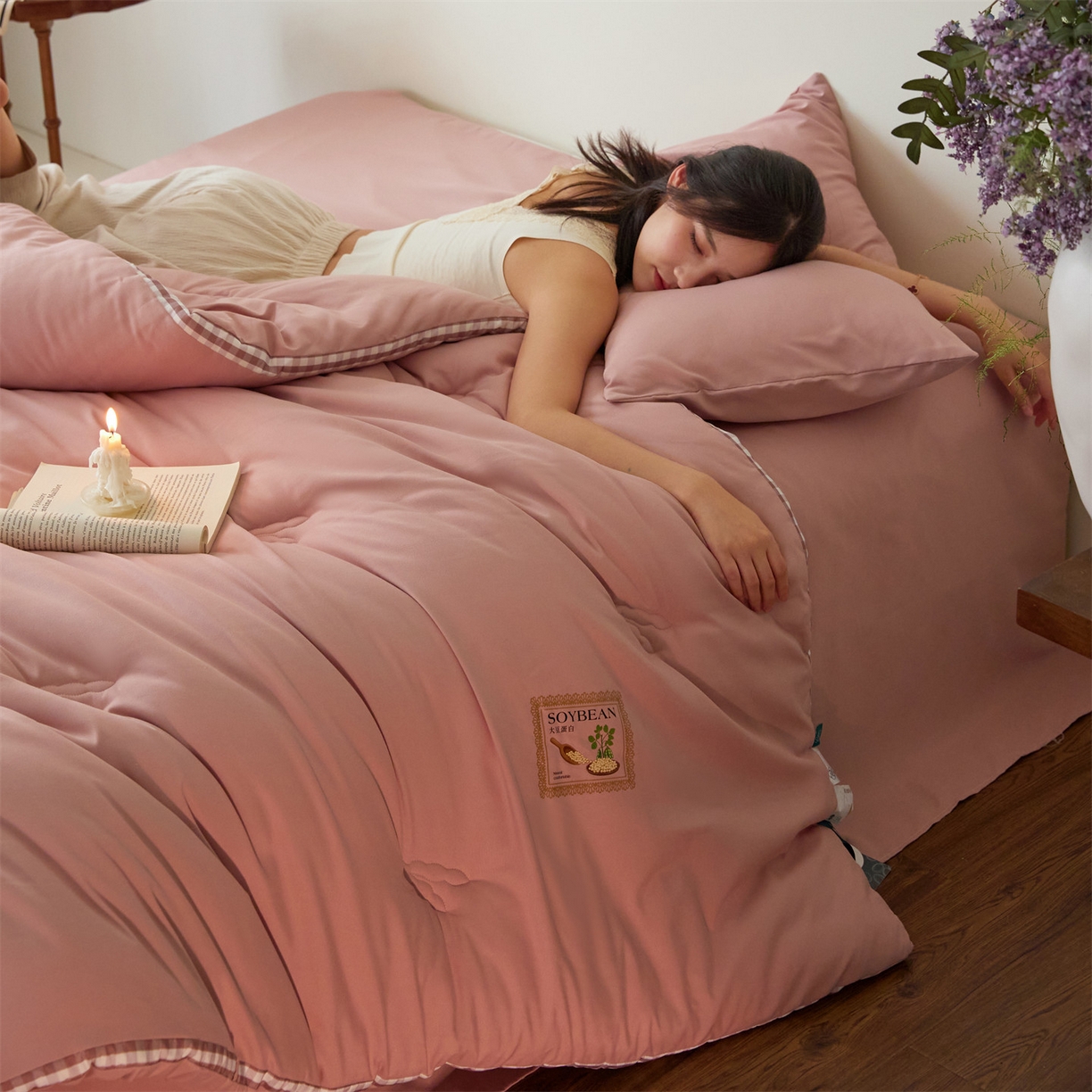 91家纺网 家纺一手货源 找家纺 （总）头等舱  2025新款四季棉纯色A类20大豆7A抗菌秋冬被（模特图）