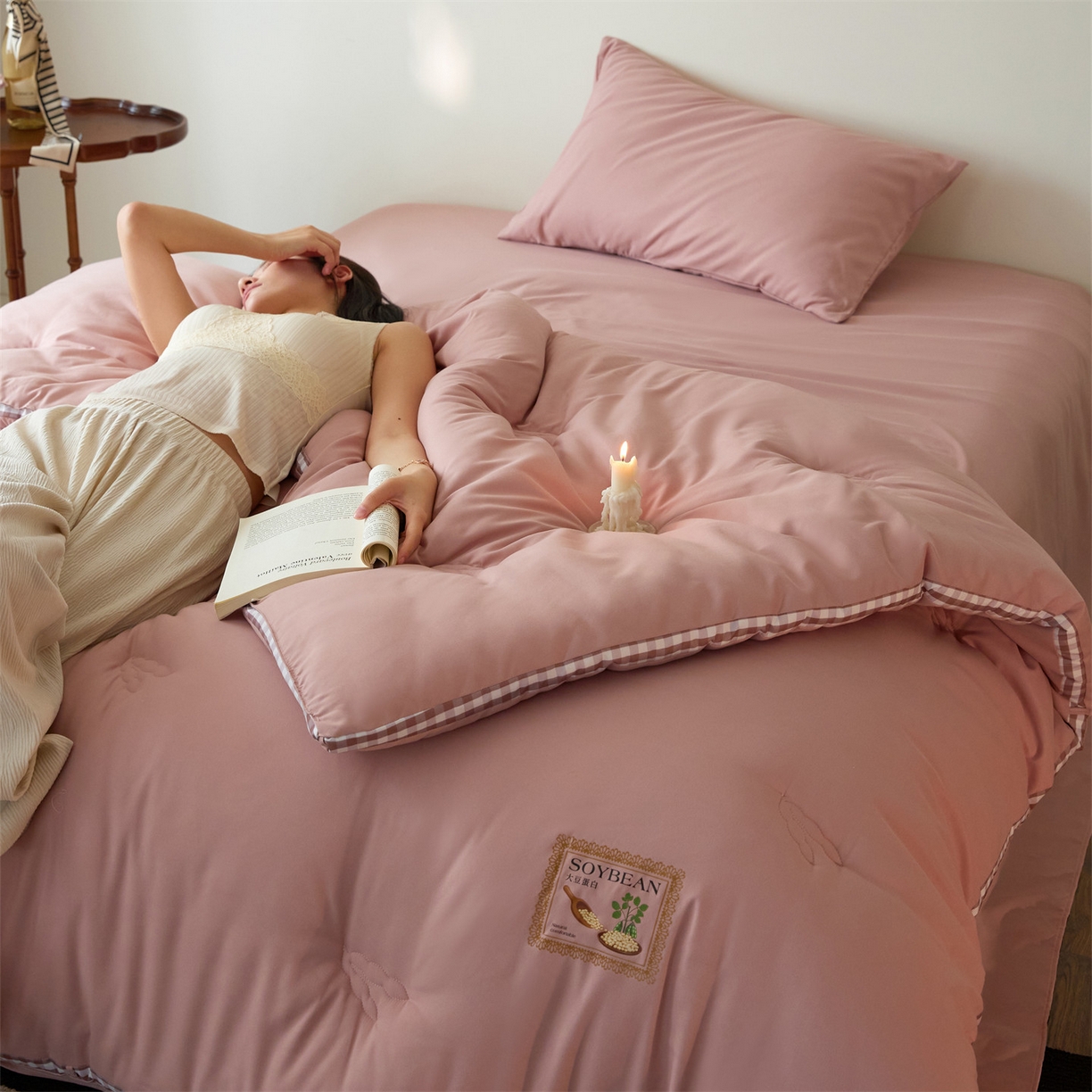 91家纺网 家纺一手货源 找家纺 （总）头等舱  2025新款四季棉纯色A类20大豆7A抗菌秋冬被（模特图）