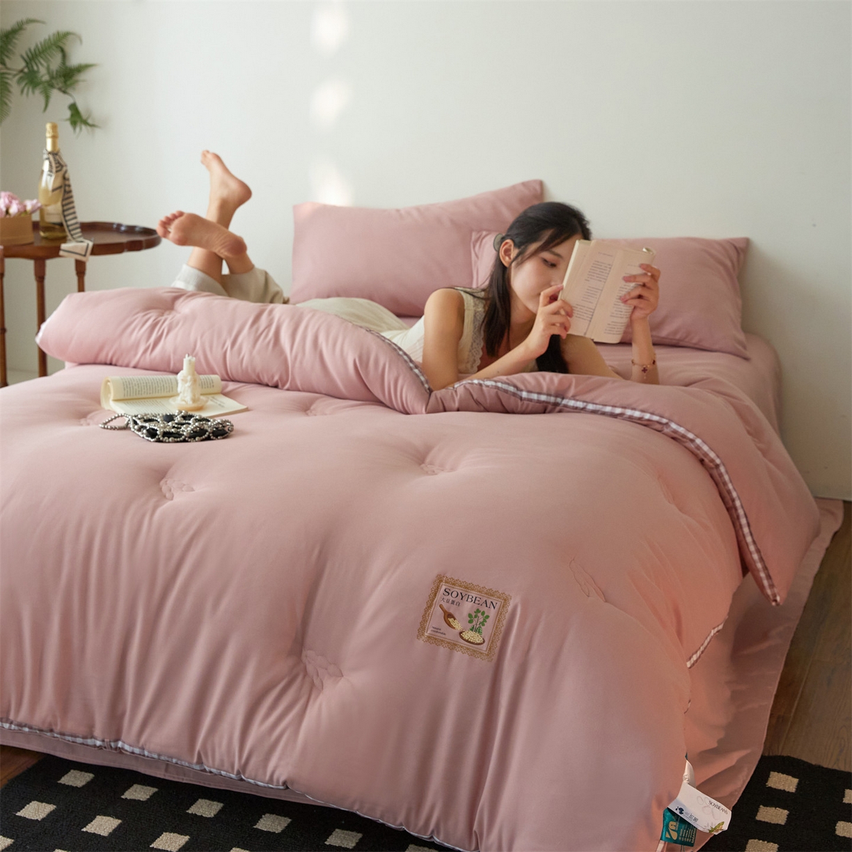 91家纺网 家纺一手货源 找家纺 头等舱  2025新款四季棉纯色A类20大豆7A抗菌秋冬被（模特图） 谧境-豆沙粉