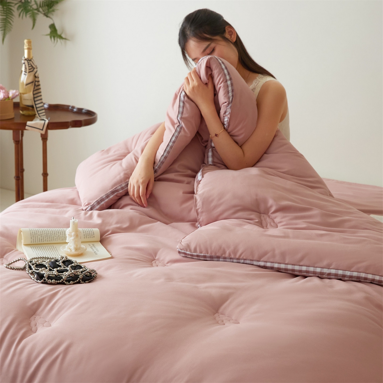 91家纺网 家纺一手货源 找家纺 头等舱  2025新款四季棉纯色A类20大豆7A抗菌秋冬被（模特图） 谧境-豆沙粉