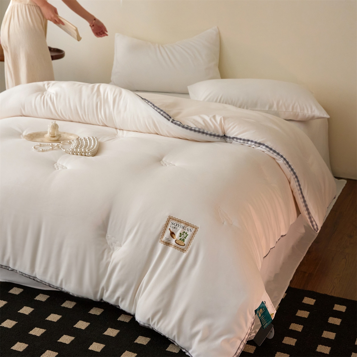 91家纺网 家纺一手货源 找家纺 头等舱  2025新款四季棉纯色A类20大豆7A抗菌秋冬被（模特图） 谧境-奶白