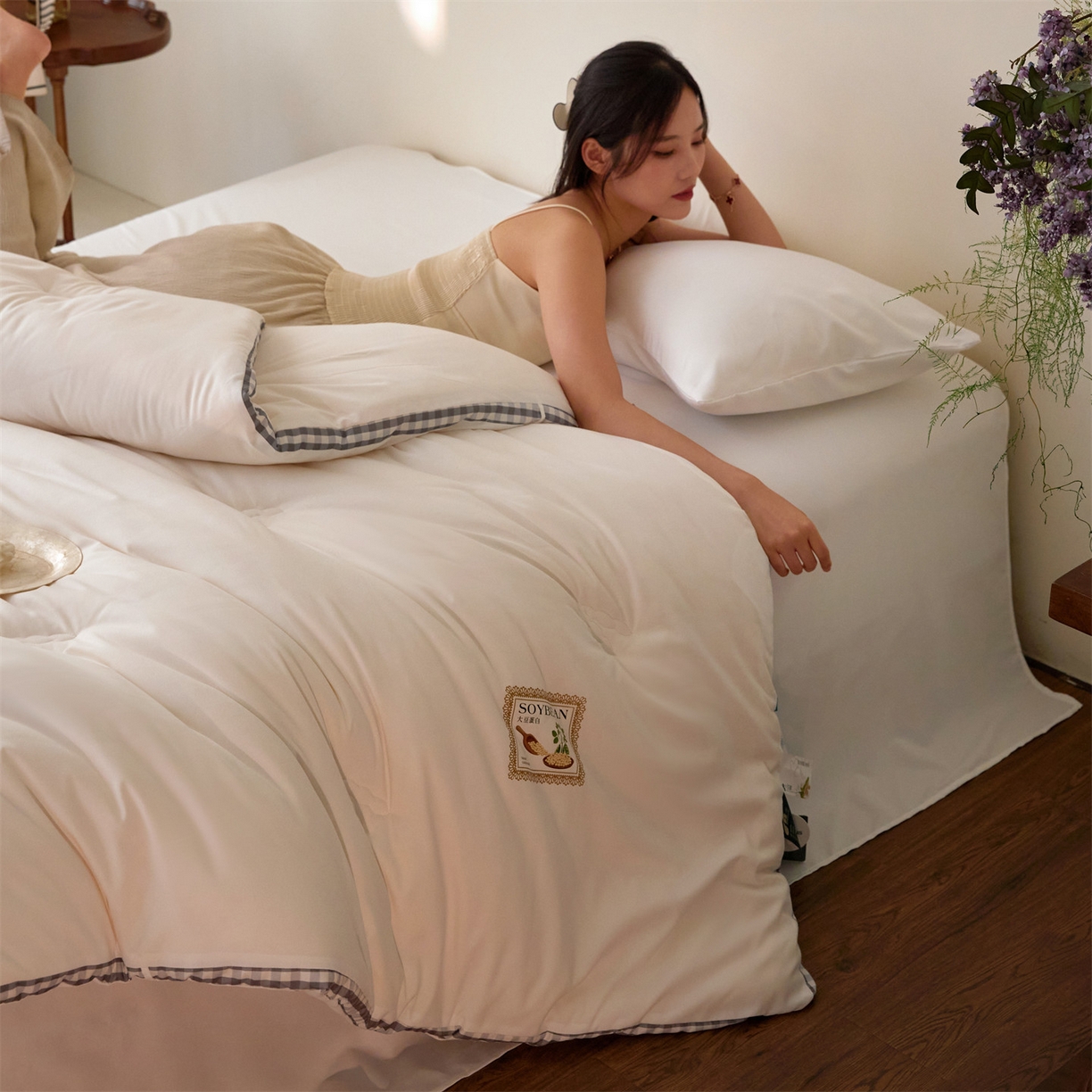 91家纺网 家纺一手货源 找家纺 头等舱  2025新款四季棉纯色A类20大豆7A抗菌秋冬被（模特图） 谧境-奶白