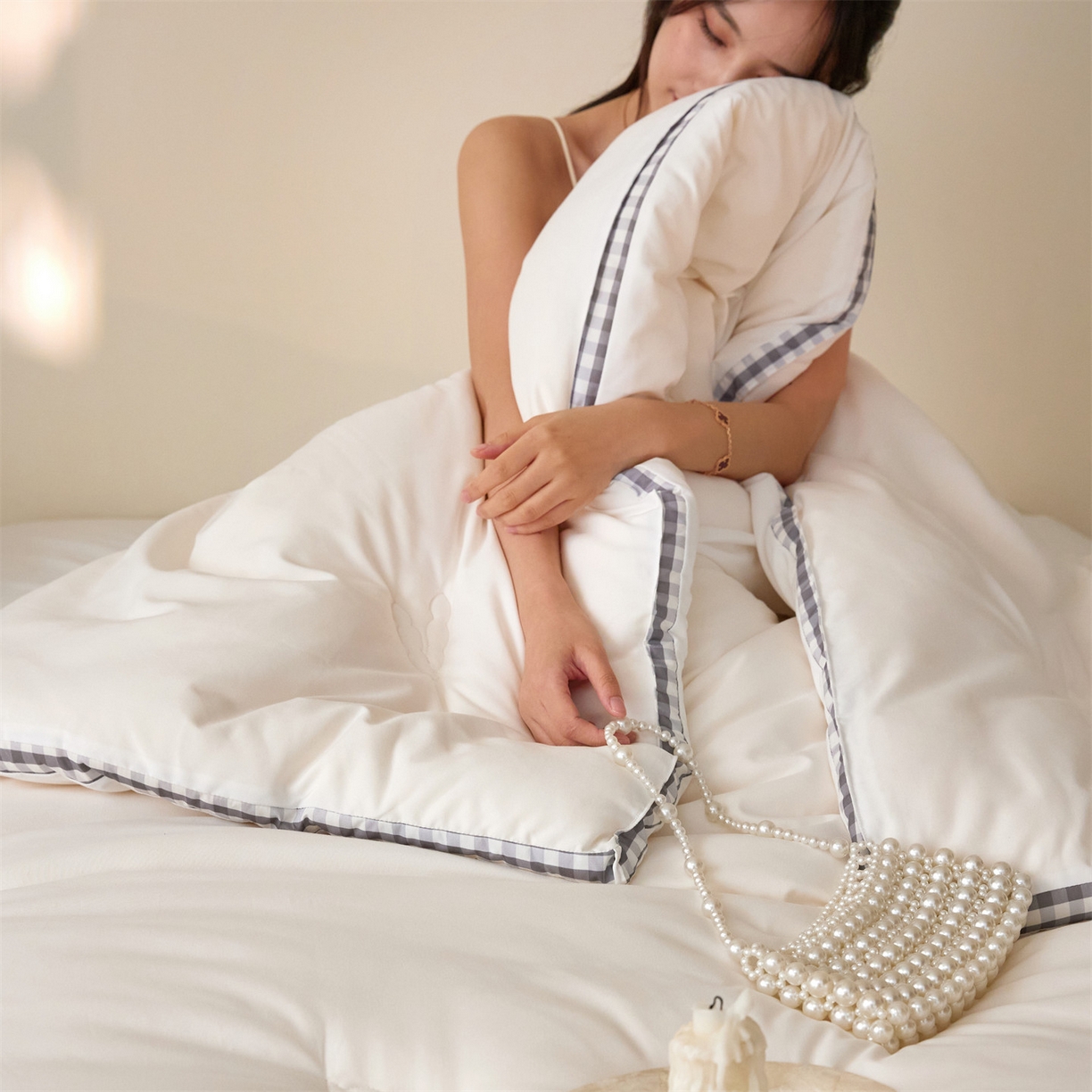 91家纺网 家纺一手货源 找家纺 头等舱  2025新款四季棉纯色A类20大豆7A抗菌秋冬被（模特图） 谧境-奶白