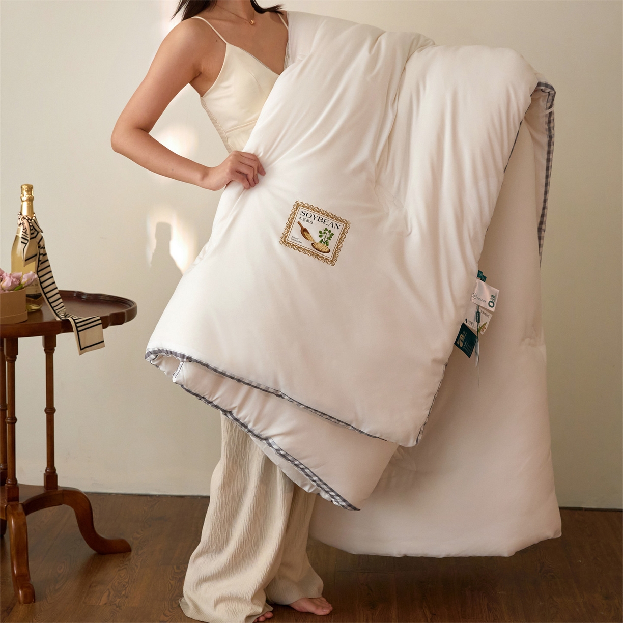 91家纺网 家纺一手货源 找家纺 头等舱  2025新款四季棉纯色A类20大豆7A抗菌秋冬被（模特图） 谧境-奶白