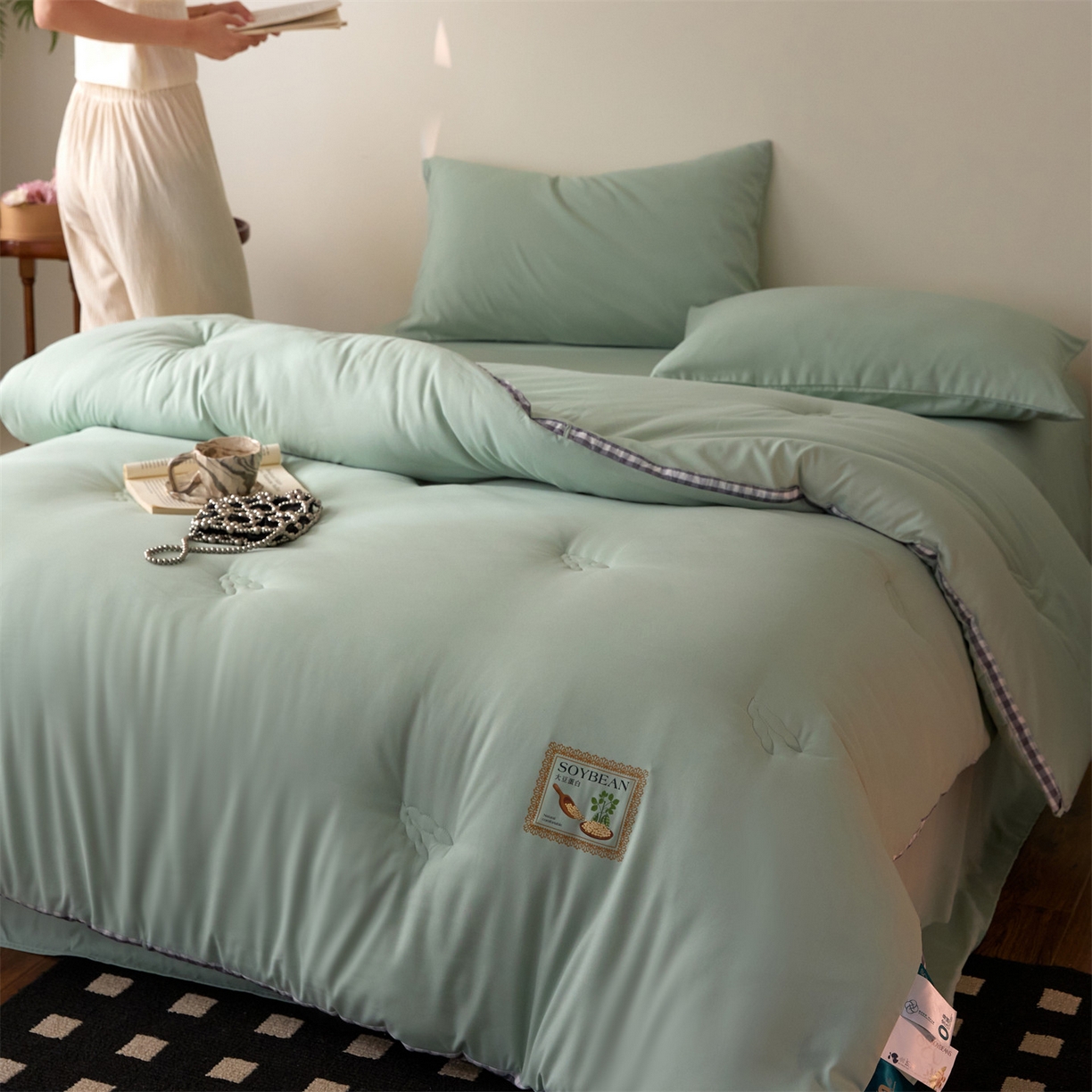 91家纺网 家纺一手货源 找家纺 头等舱  2025新款四季棉纯色A类20大豆7A抗菌秋冬被（模特图） 谧境-浅绿