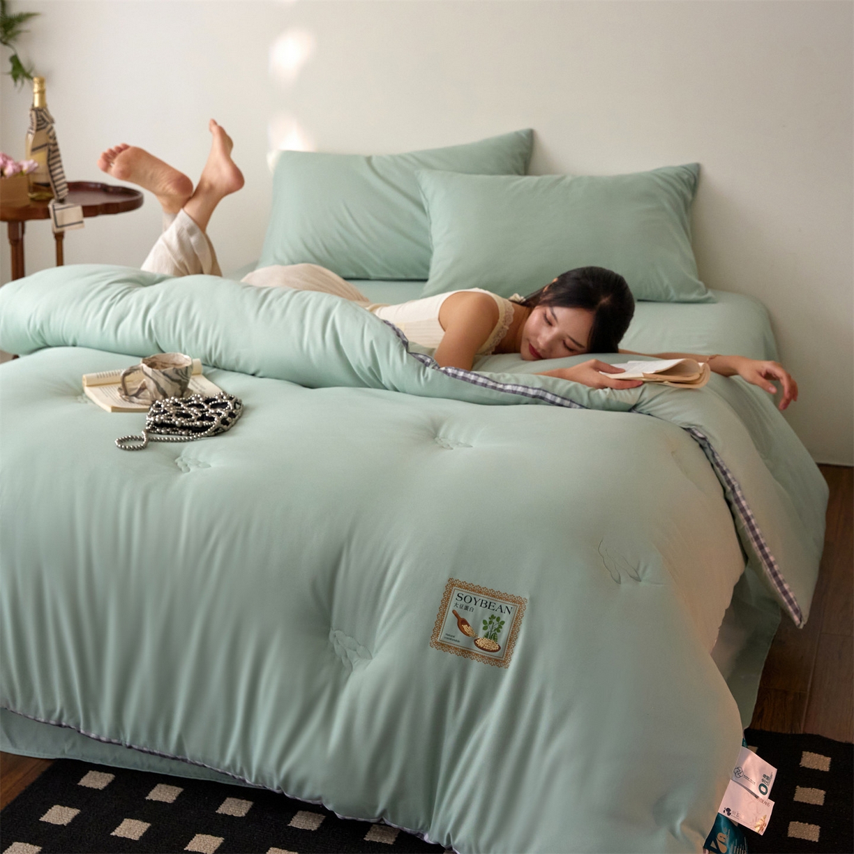 91家纺网 家纺一手货源 找家纺 头等舱  2025新款四季棉纯色A类20大豆7A抗菌秋冬被（模特图） 谧境-浅绿