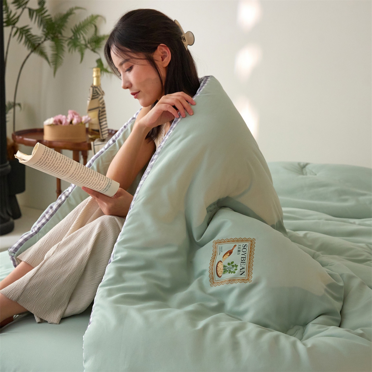 91家纺网 家纺一手货源 找家纺 头等舱  2025新款四季棉纯色A类20大豆7A抗菌秋冬被（模特图） 谧境-浅绿