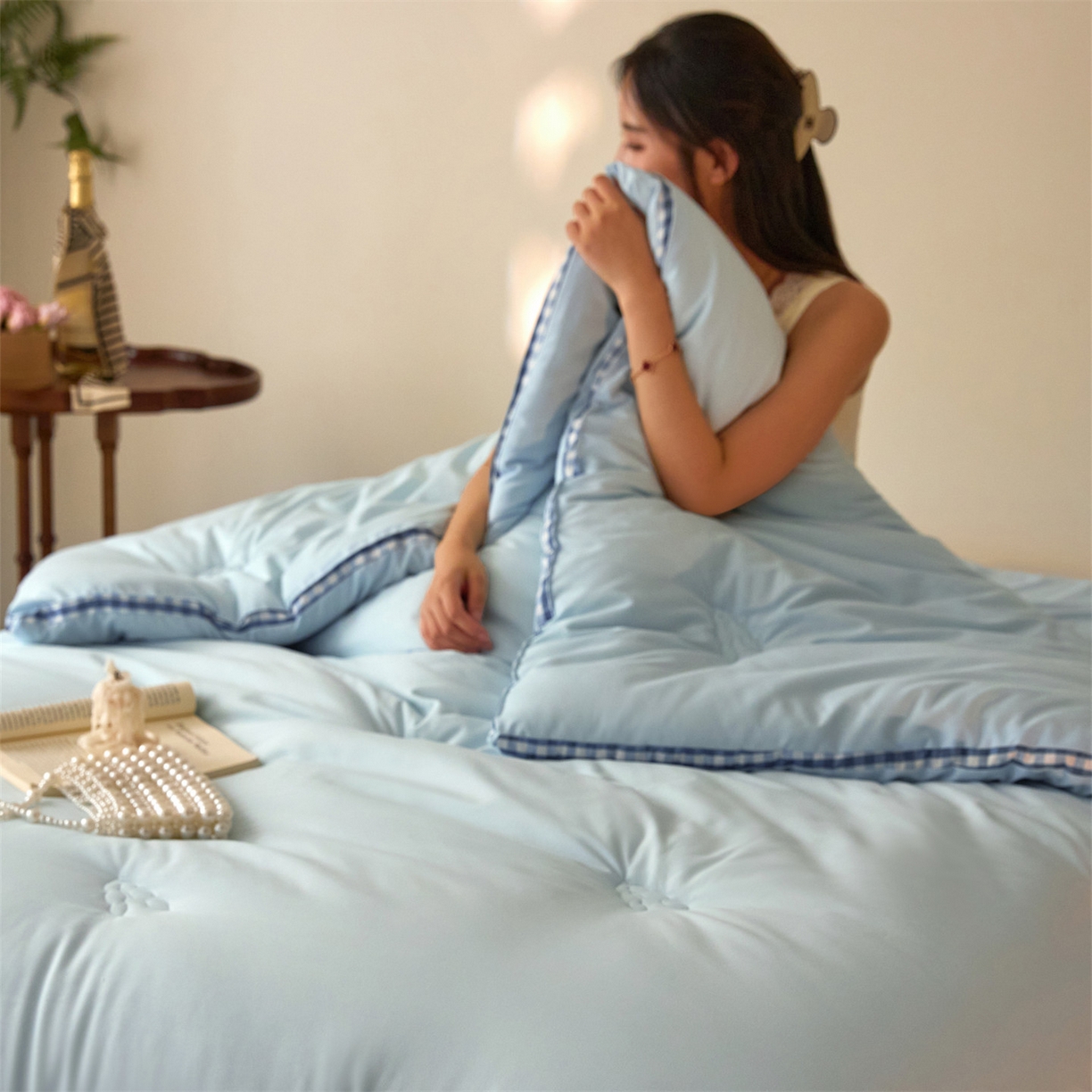 91家纺网 家纺一手货源 找家纺 头等舱  2025新款四季棉纯色A类20大豆7A抗菌秋冬被（模特图） 谧境-水蓝