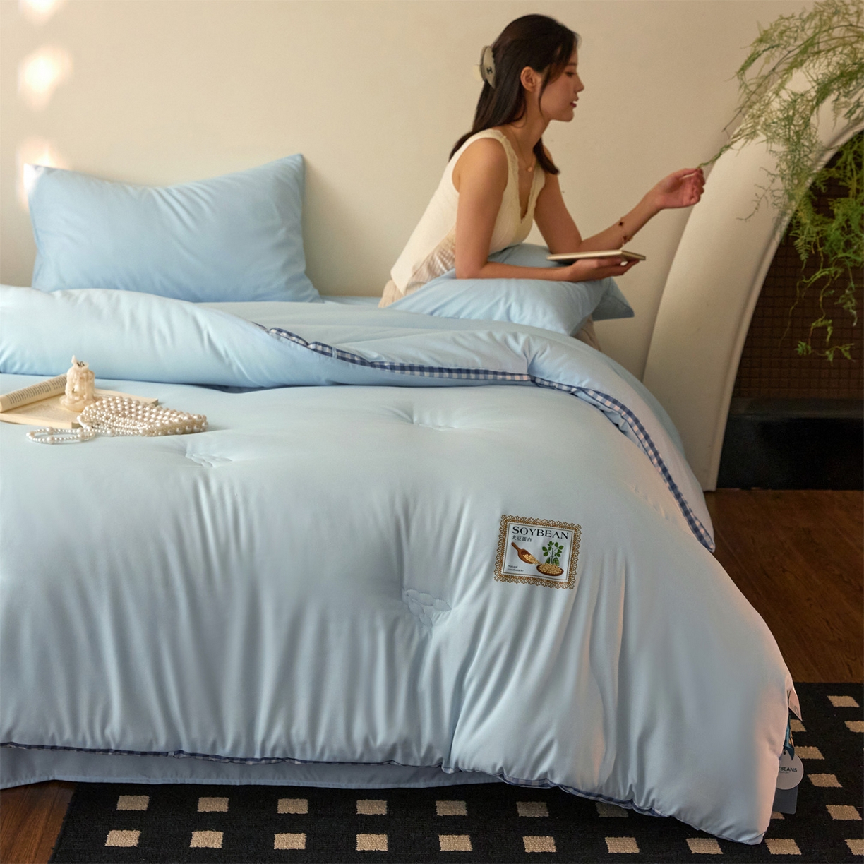 91家纺网 家纺一手货源 找家纺 头等舱  2025新款四季棉纯色A类20大豆7A抗菌秋冬被（模特图） 谧境-水蓝