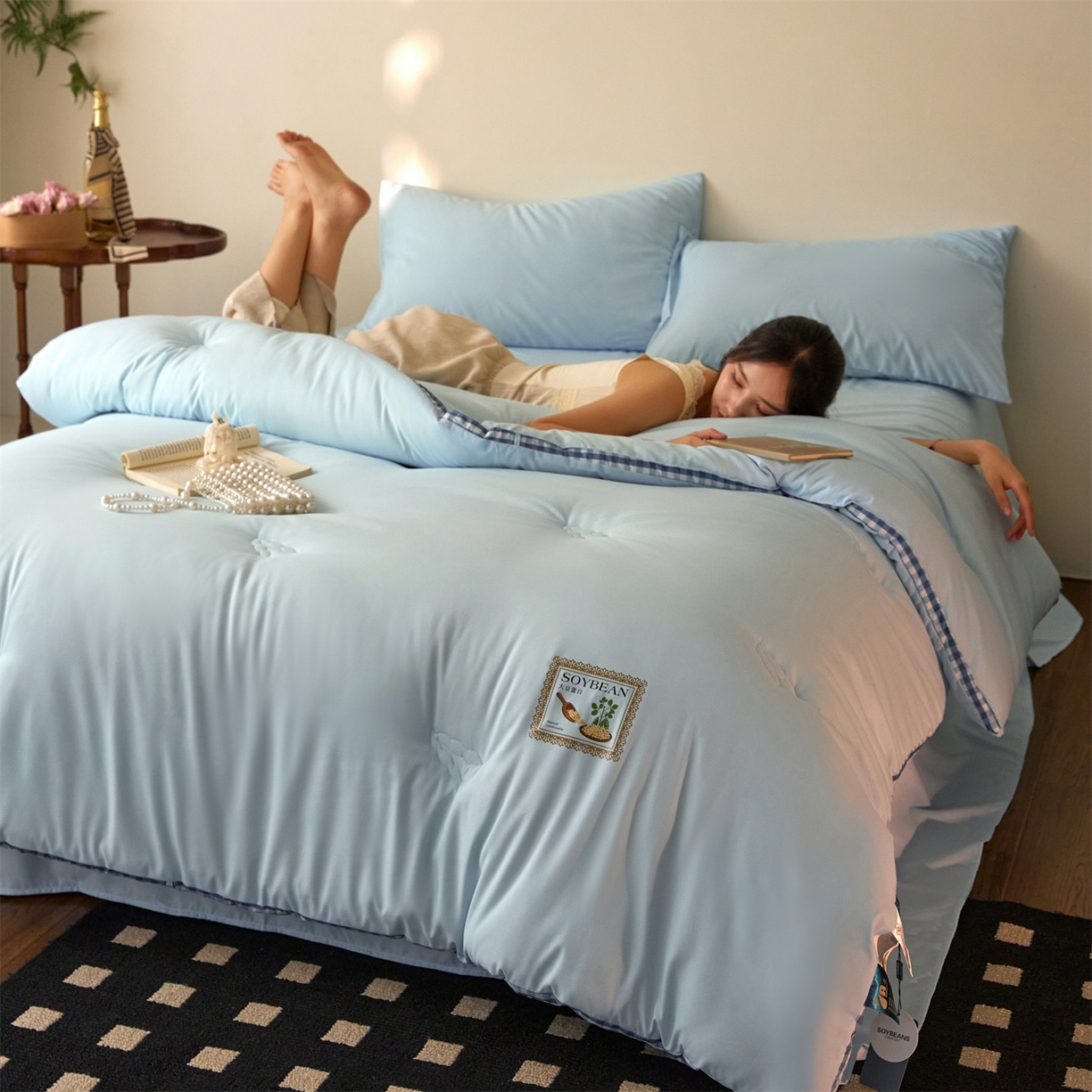 91家纺网 家纺一手货源 找家纺 头等舱  2025新款四季棉纯色A类20大豆7A抗菌秋冬被（模特图） 谧境-水蓝