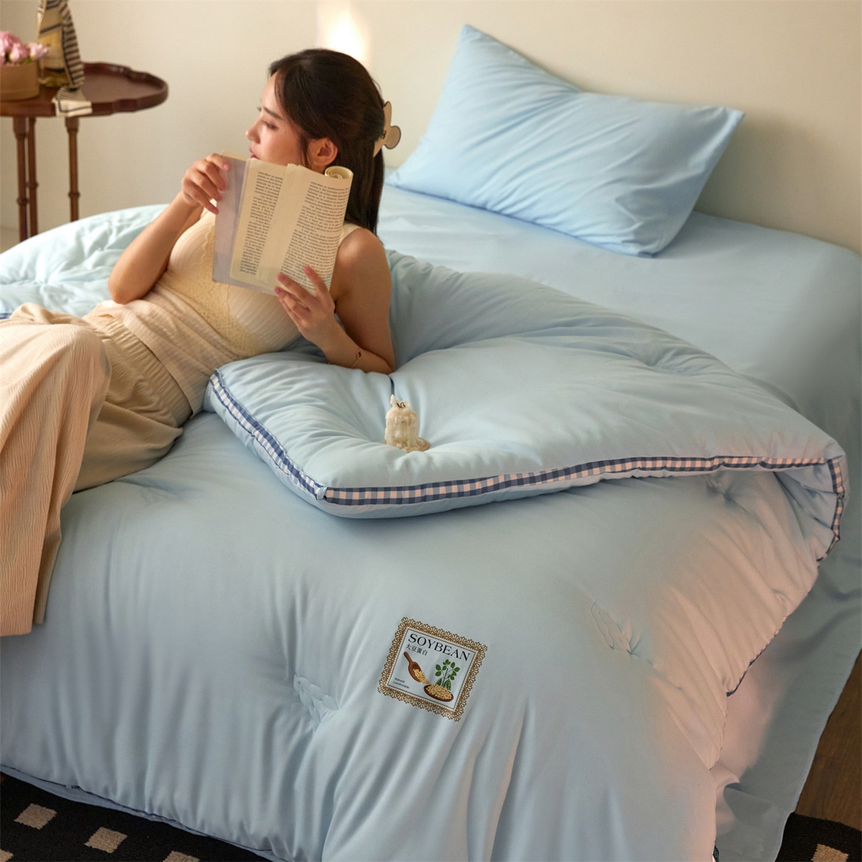 91家纺网 家纺一手货源 找家纺 头等舱  2025新款四季棉纯色A类20大豆7A抗菌秋冬被（模特图） 谧境-水蓝