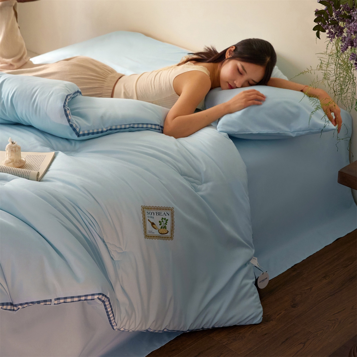 91家纺网 家纺一手货源 找家纺 头等舱  2025新款四季棉纯色A类20大豆7A抗菌秋冬被（模特图） 谧境-水蓝