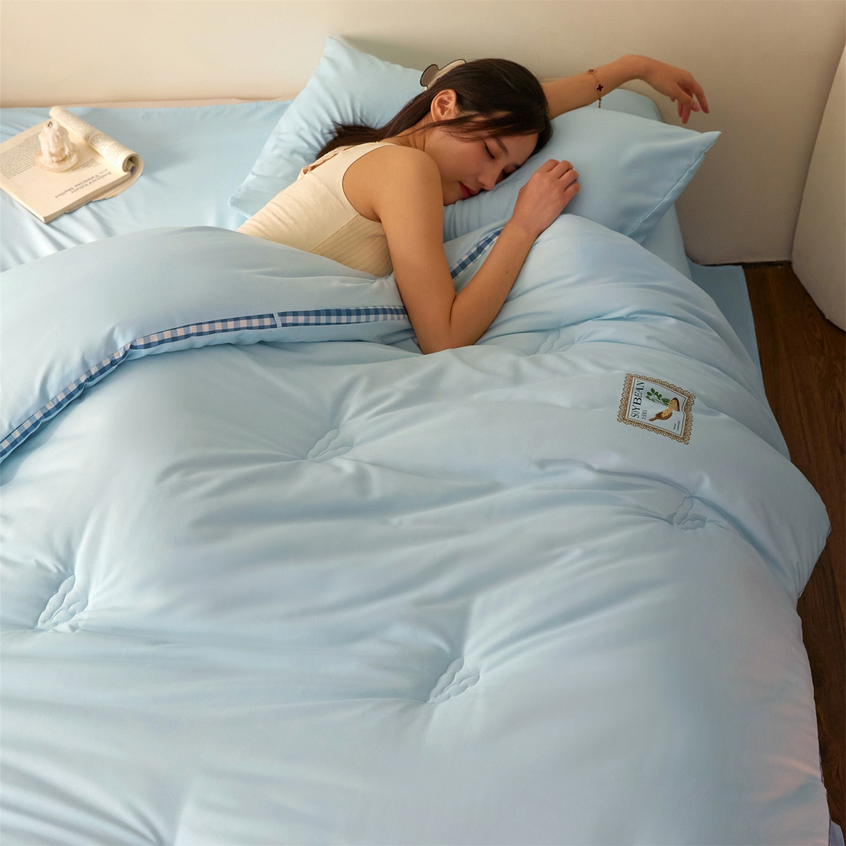 91家纺网 家纺一手货源 找家纺 头等舱  2025新款四季棉纯色A类20大豆7A抗菌秋冬被（模特图） 谧境-水蓝