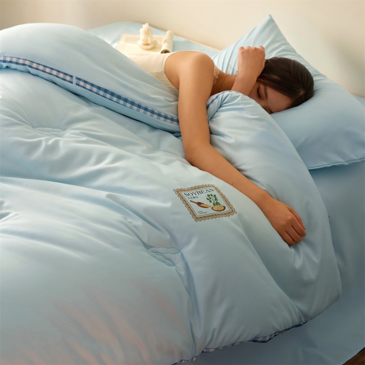 91家纺网 家纺一手货源 找家纺 头等舱  2025新款四季棉纯色A类20大豆7A抗菌秋冬被（模特图） 谧境-水蓝
