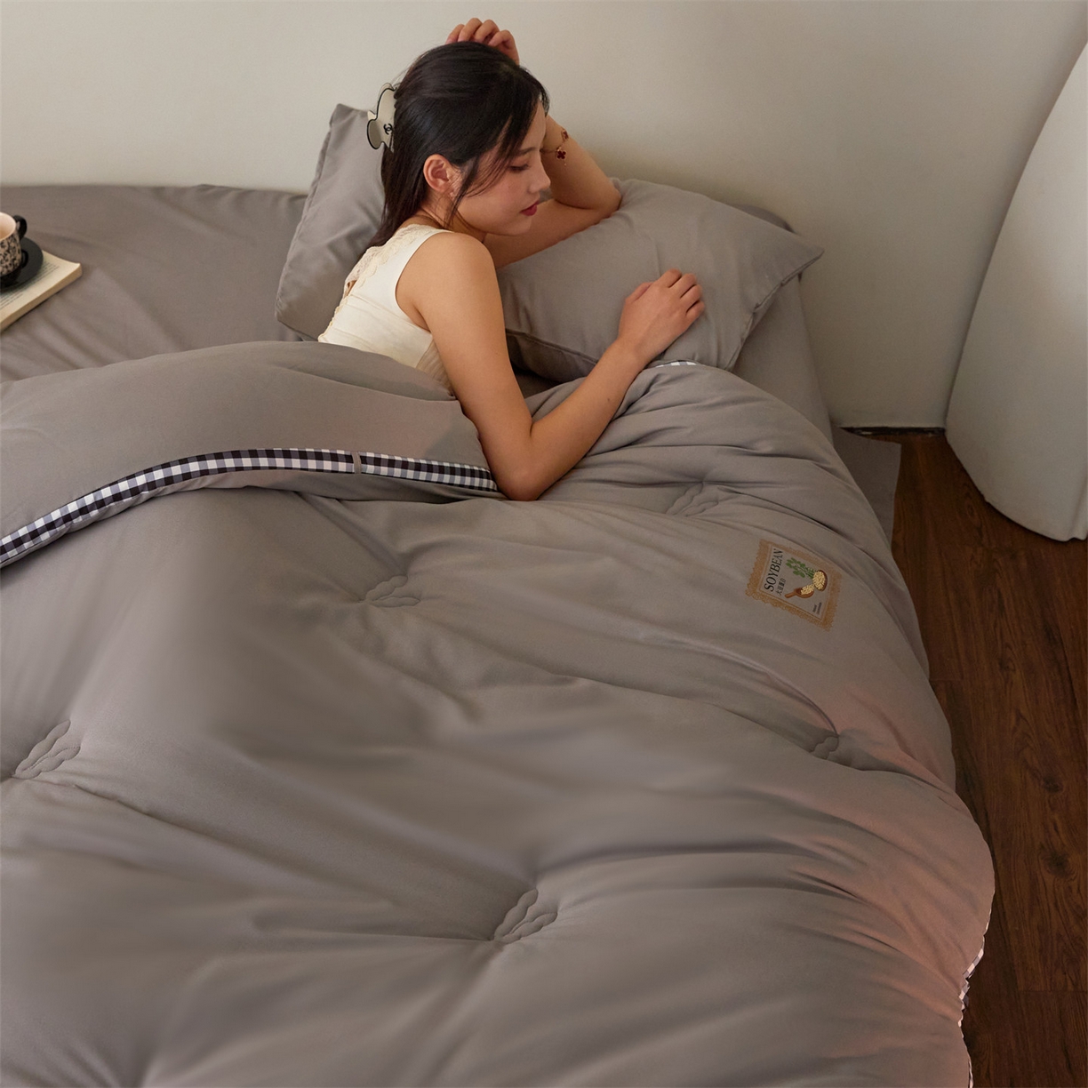91家纺网 家纺一手货源 找家纺 头等舱  2025新款四季棉纯色A类20大豆7A抗菌秋冬被（模特图） 谧境-雅致灰