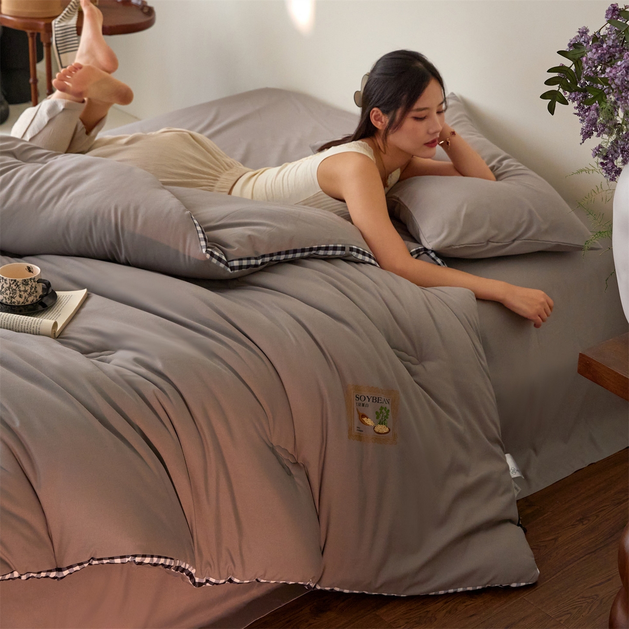 91家纺网 家纺一手货源 找家纺 头等舱  2025新款四季棉纯色A类20大豆7A抗菌秋冬被（模特图） 谧境-雅致灰