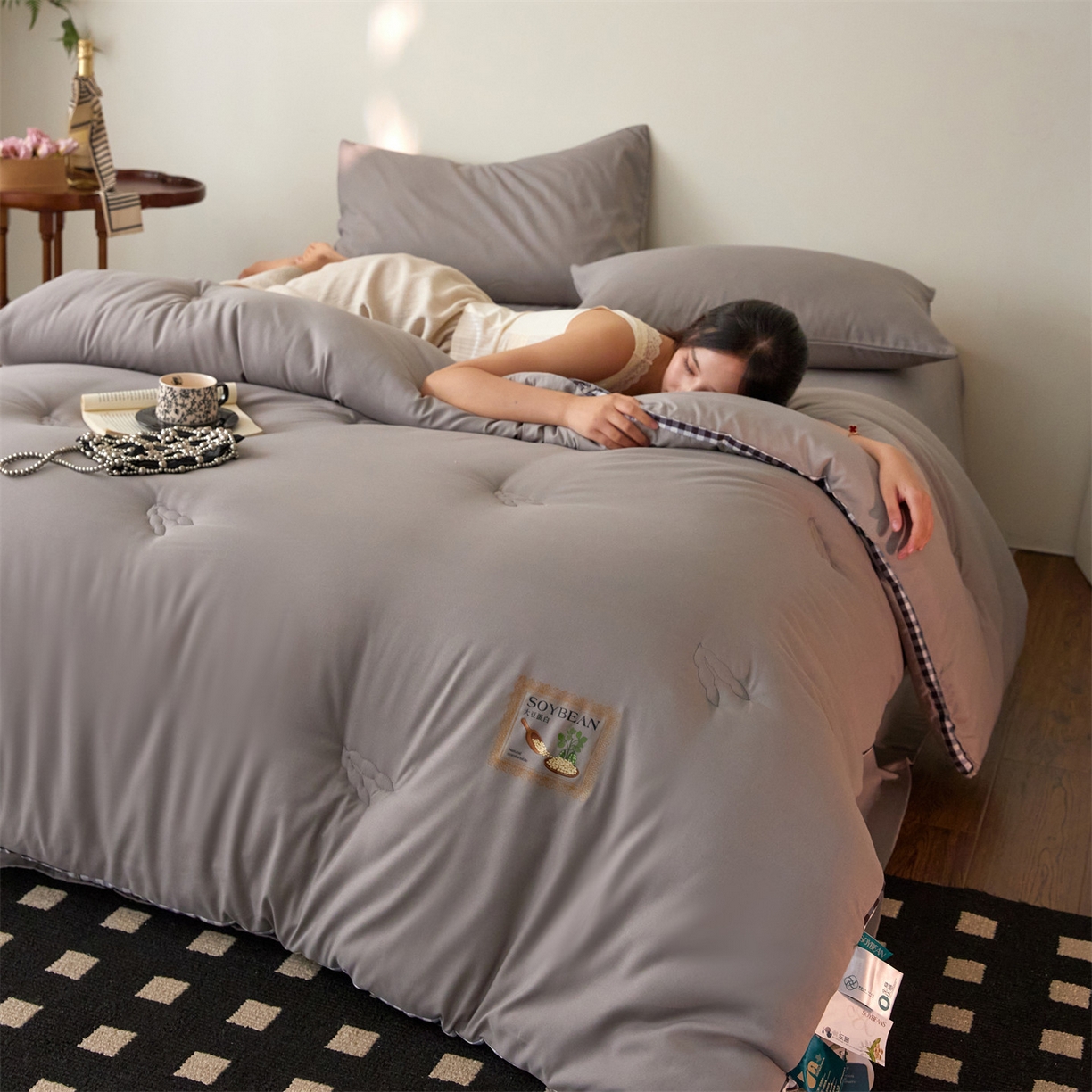 91家纺网 家纺一手货源 找家纺 头等舱  2025新款四季棉纯色A类20大豆7A抗菌秋冬被（模特图） 谧境-雅致灰