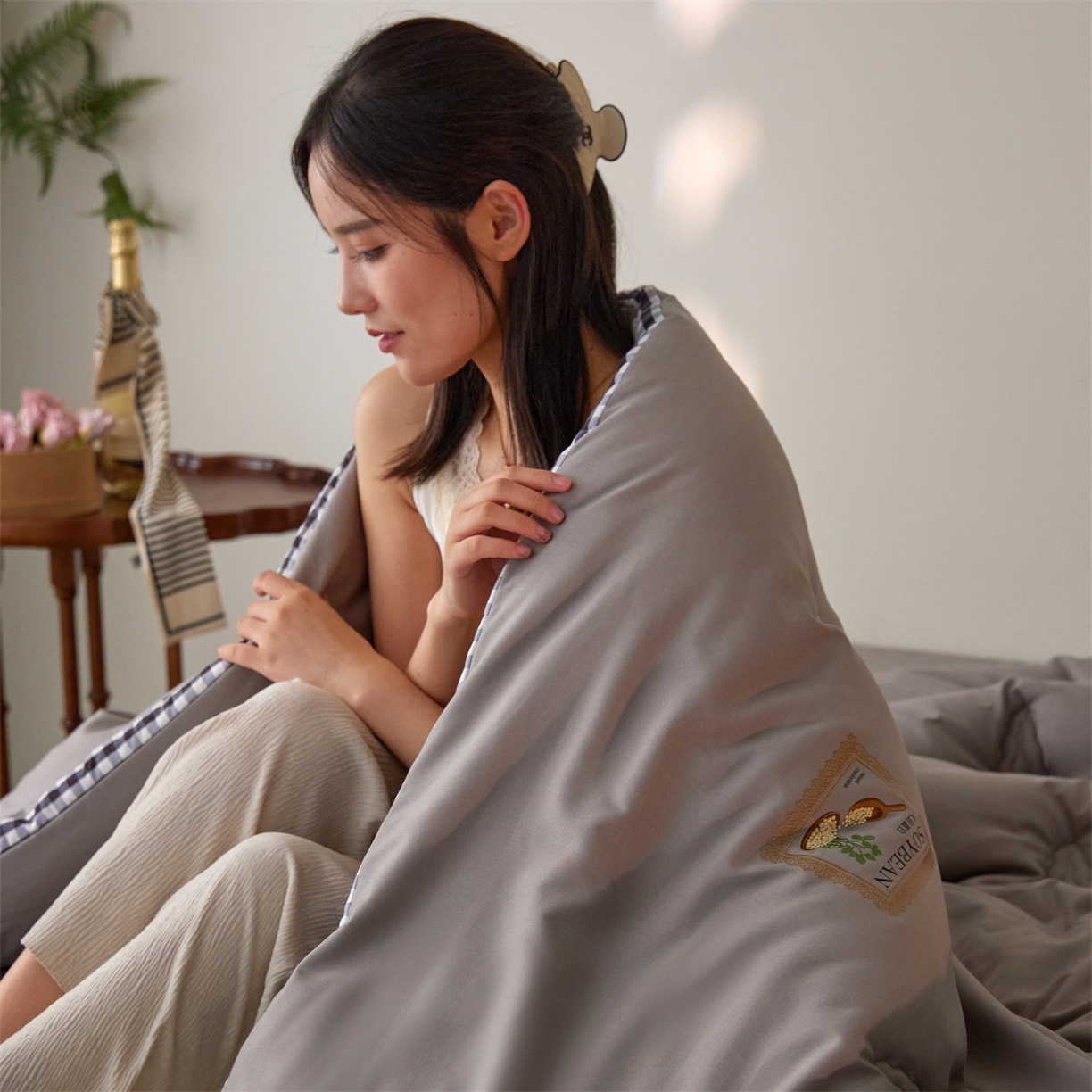 91家纺网 家纺一手货源 找家纺 头等舱  2025新款四季棉纯色A类20大豆7A抗菌秋冬被（模特图） 谧境-雅致灰